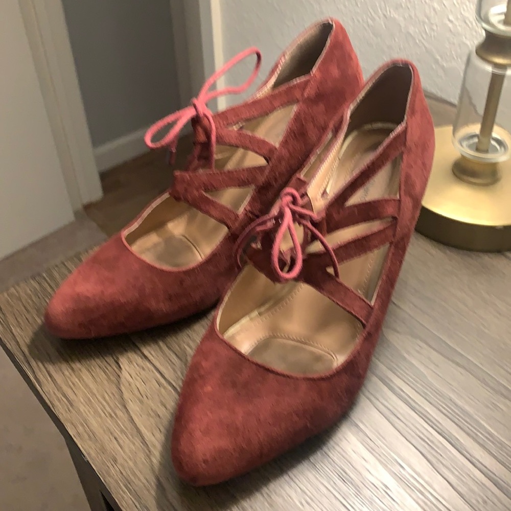 Wendy Williams Size 9 Burgundy Lace up pumps